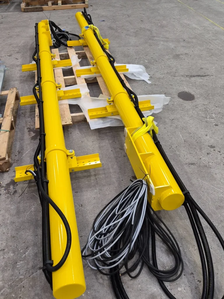 Gele constructie met kabelgoot voor tijdelijke Loading Dock 52 testopstelling