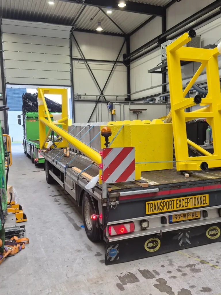 Gele constructiedelen van de Loading Deck 52 testopstelling op een transportwagen
